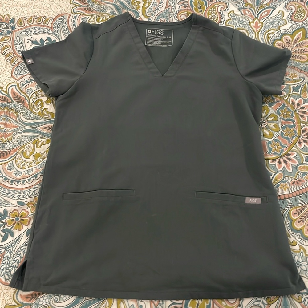 FIGS Casma three-pocket scrub top.